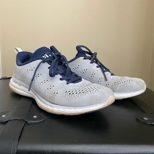Athletic Propulsion Labs TechLoom Pro Running Shoe in White/Navy size 7.5